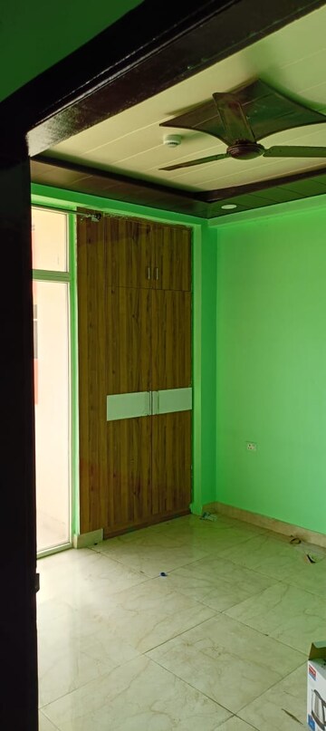 Room in 2.5 BHK Apartment at Mahagun Mywoods, Sector 16c Greater Noida – for Sale