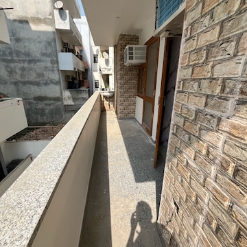 Balcony in 1.5 BHK Builder Floor at Ansal Sushant Lok I, Sector 43 – for Rent