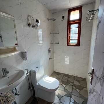 Bathroom in 1.5 BHK Builder Floor at Ansal Sushant Lok I, Sector 43 – for Rent
