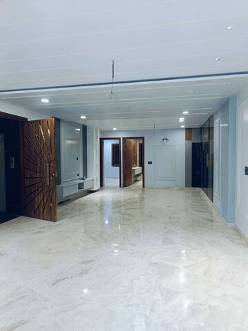Room in 4 BHK Builder Floor at Mansarover Garden – for Sale