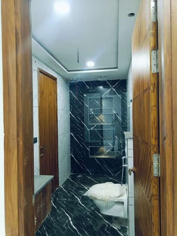 Furnished Amenities in 4 BHK Builder Floor at Mansarover Garden – for Sale