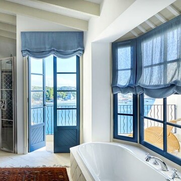 Building Lobby in 3 BHK Builder Floor at Mansarover Garden – for Sale
