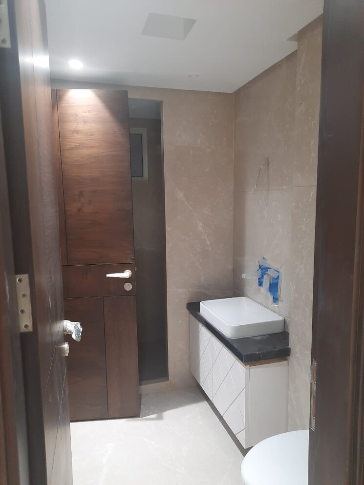 Bathroom, kirti nagar 3 Bedroom 1500 Sq.Ft. Builder Floor In Kirti Nagar Delhi 7755719