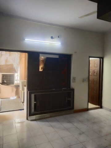 रेसिडेंशियल घर वर्ग मीटर फॉर रेंट इन सेक्टर 31 नोएडा  7756557