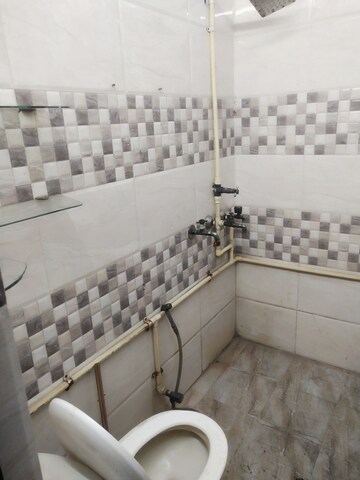 रेसिडेंशियल घर वर्ग मीटर फॉर रेंट इन सेक्टर 31 नोएडा  7756557