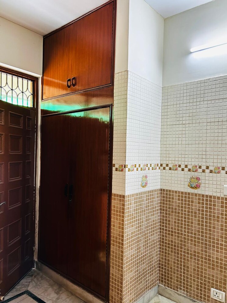 Bathroom, dharam-flats 2 Bedroom 65 Sq.Yd. Independent House In Palam Vihar Extension Gurgaon 7756593