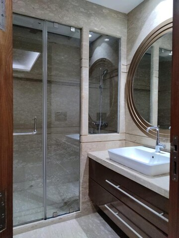Building Lobby in 6+ BHK Independent House at Shalimar Bagh – for Sale