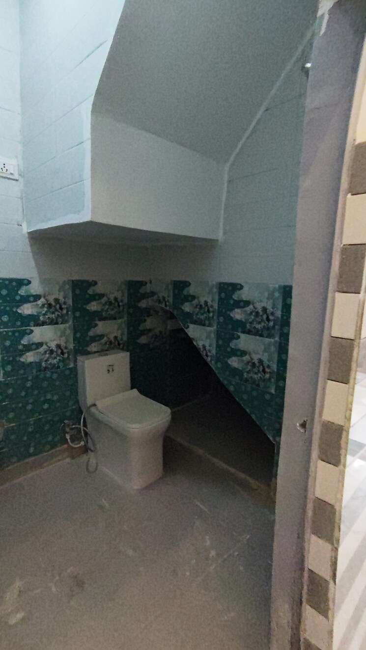 Attached Bathroom, mohan garden 3 Bedroom 34 Sq.Yd. Independent House In Mohan Garden Delhi 7757512