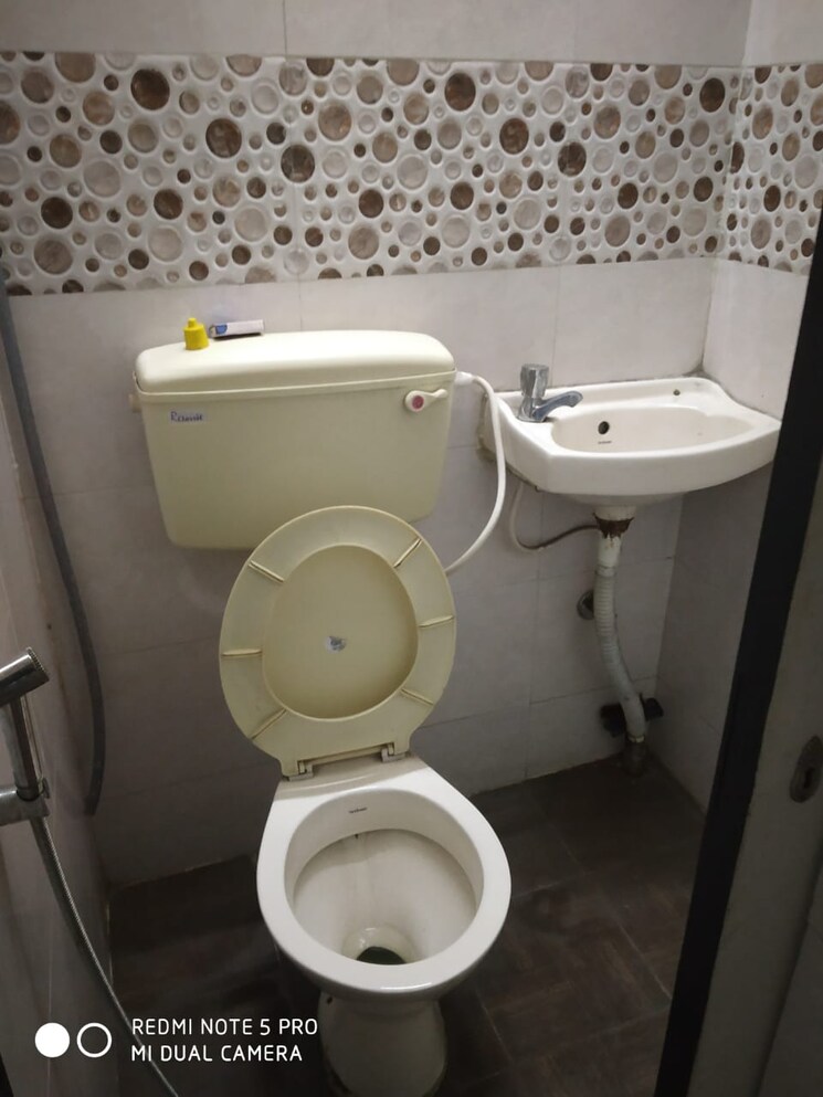 Bathroom, park street Commercial Office Space 1000 Sq.Ft. In Park Street Kolkata 7757586