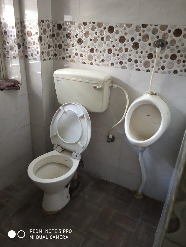 Bathroom, park street Commercial Office Space 1000 Sq.Ft. In Park Street Kolkata 7757586