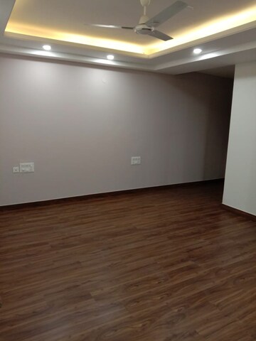 Room in 3 BHK Apartment at Cosmos Express 99, Sector 99 – for Sale