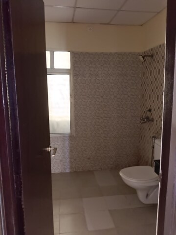 कमर्शियल शोरूम वर्ग फुट फॉर रेंट इन इंदिरापुरम ग़ाज़ियाबाद  7758751