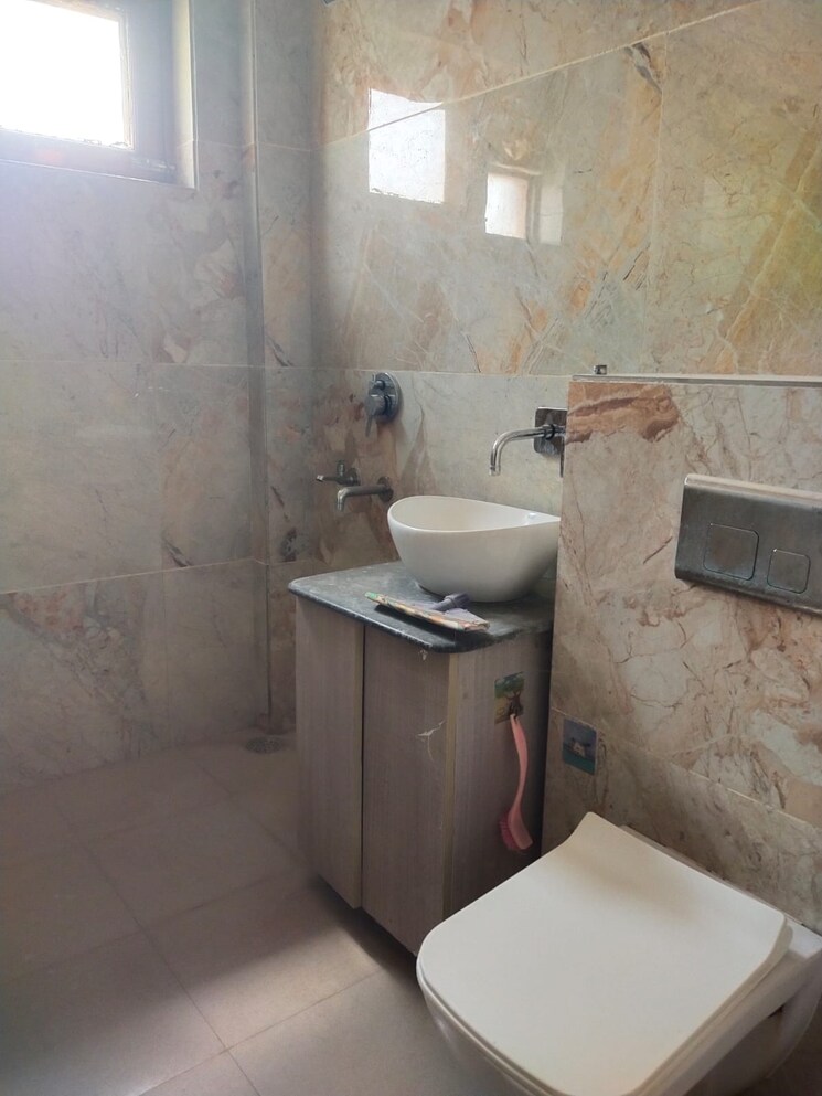 Bathroom, raja-garden 4 Bedroom 350 Sq.Yd. Builder Floor In Sector 19 Faridabad 7759153