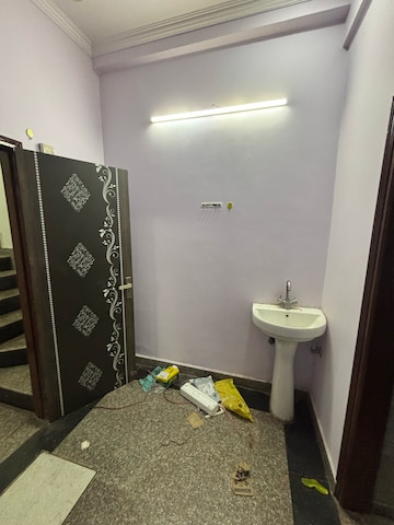 रेसिडेंशियल घर वर्ग फुट फॉर रेंट इन सेक्टर 12 नोएडा  7759631