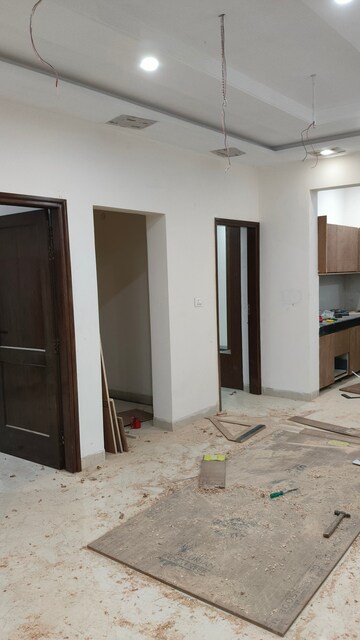 Room in 6 BHK Apartment at Dhakoli Village – for Sale