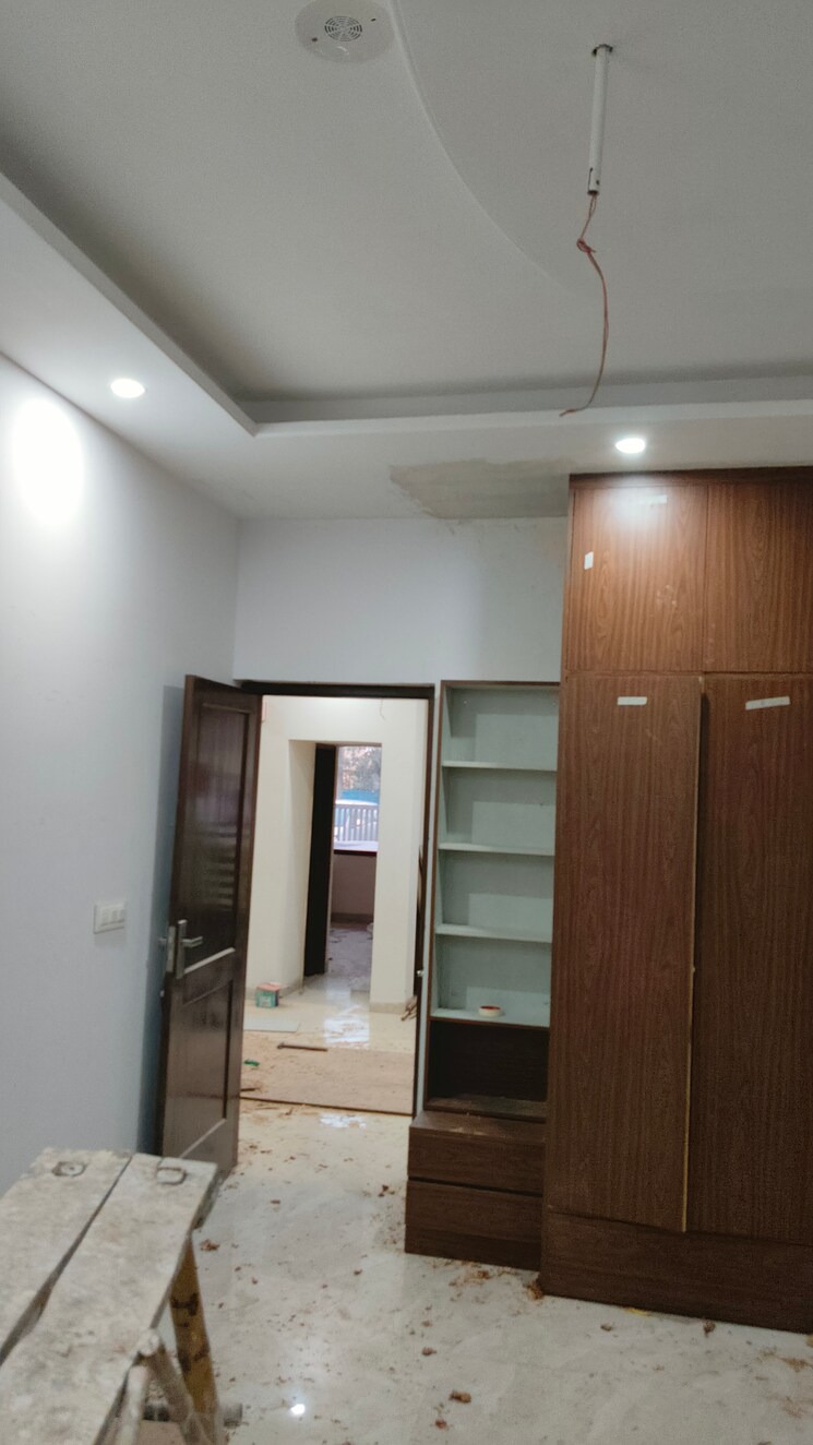 Room, dhakoli village 6 Bedroom 200 Sq.Yd. Apartment In Dhakoli Village Zirakpur 7759756