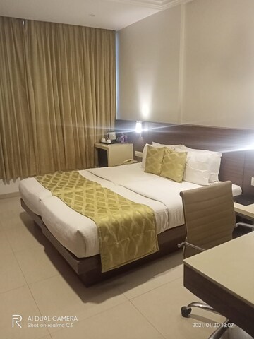Bedroom in 4 BHK Apartment at Windsor Grande Residences, Andheri West – for Sale