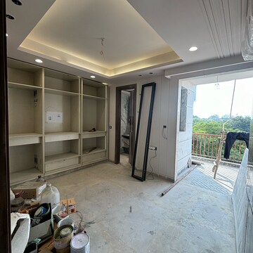 Parking in 3 BHK Builder Floor at Sarvapriya Vihar – for Sale