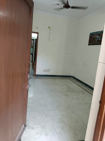 Room in 1 BHK Builder Floor at Lajpat Nagar – for Rent