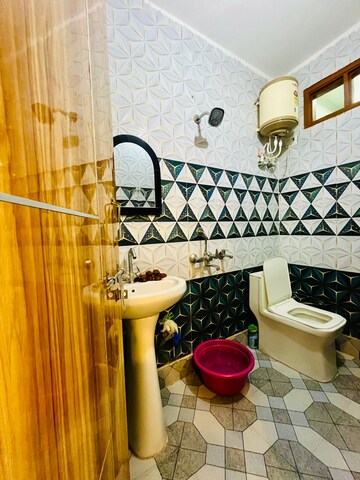 Furnished Amenities in 2 BHK Builder Floor at Dwarka Mor – for Rent