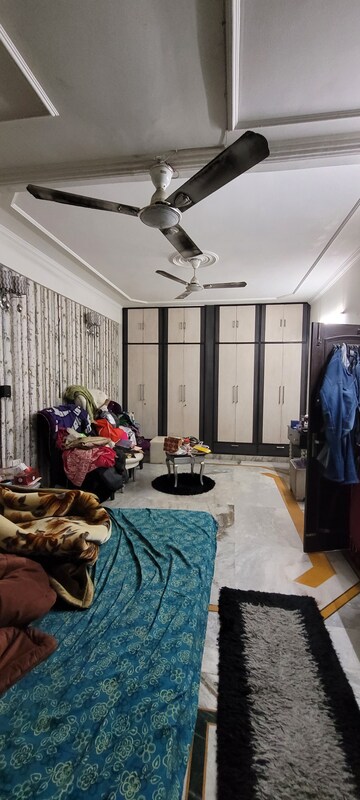Parking in 3 BHK Builder Floor at Nai Basti – for Sale