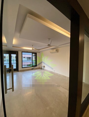 Room in 3 BHK Builder Floor at Navjeevan Vihar – for Sale