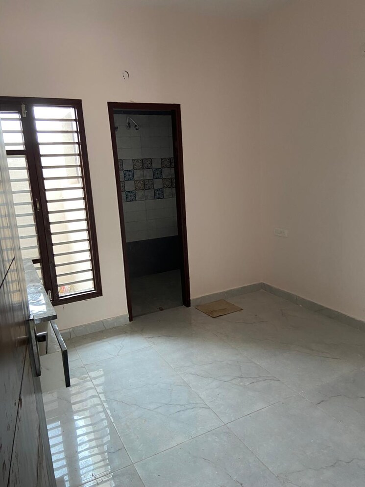 Room, kharar landran road 2 Bedroom 100 Sq.Yd. Apartment In Kharar Landran Road Mohali 7763025