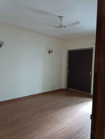 Room in 4 BHK Apartment at Unitech Harmony, Sector 50 – for Sale