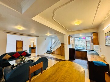 Bedroom in 6+ BHK Independent House at Shalimar Bagh – for Sale
