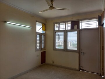 Room in 6+ BHK Independent House at Shalimar Bagh – for Sale