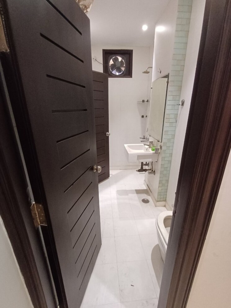 Bathroom, east patel nagar 3 Bedroom 1800 Sq.Ft. Builder Floor In East Patel Nagar Delhi 7765422