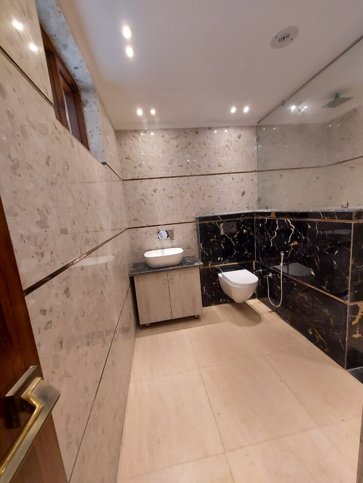 Bathroom, green fields colony 3 Bedroom 1400 Sq.Ft. Builder Floor In Green Fields Colony Faridabad 7767387