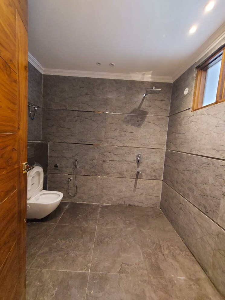Bathroom, green fields colony 3 Bedroom 1400 Sq.Ft. Builder Floor In Green Fields Colony Faridabad 7767387