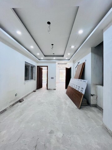 Building Lobby in 3 BHK Builder Floor at SS Mayfield Gardens, Sector 51 – for Sale