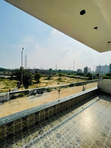 Swimming Pool in 3 BHK Builder Floor at Ansal Versalia Avante, Sector 67a – for Sale