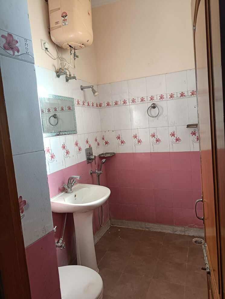 Bathroom, kharar road 3.5 Bedroom 167 Sq.Yd. Independent House In Kharar Road Mohali 7767878