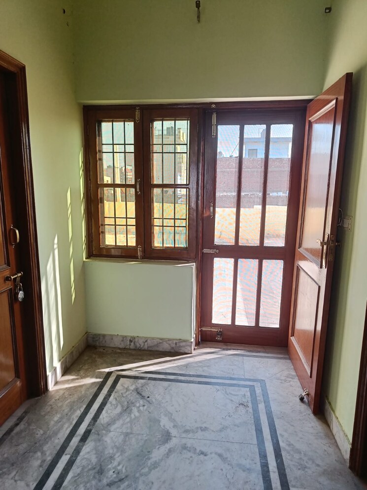 Room, kharar road 3.5 Bedroom 167 Sq.Yd. Independent House In Kharar Road Mohali 7767878