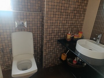 Bathroom in 3 BHK Apartment at Richmond Towers, Richmond Town – for Sale