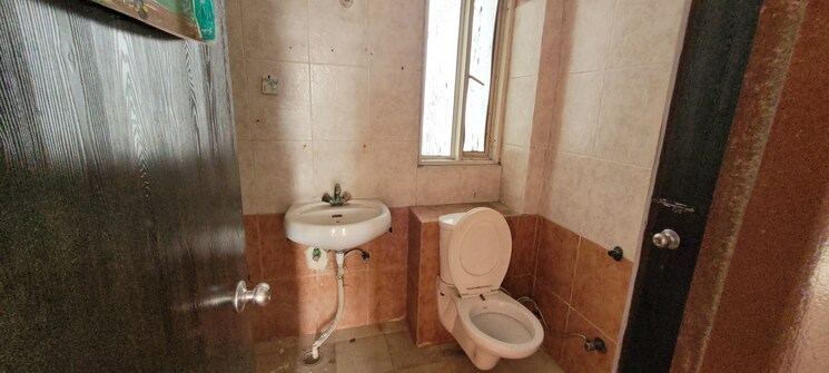 Bathroom, antriksh-green-kaushambi 3 Bedroom 1750 Sq.Ft. Apartment In Dabur Chowk Ghaziabad 7770107