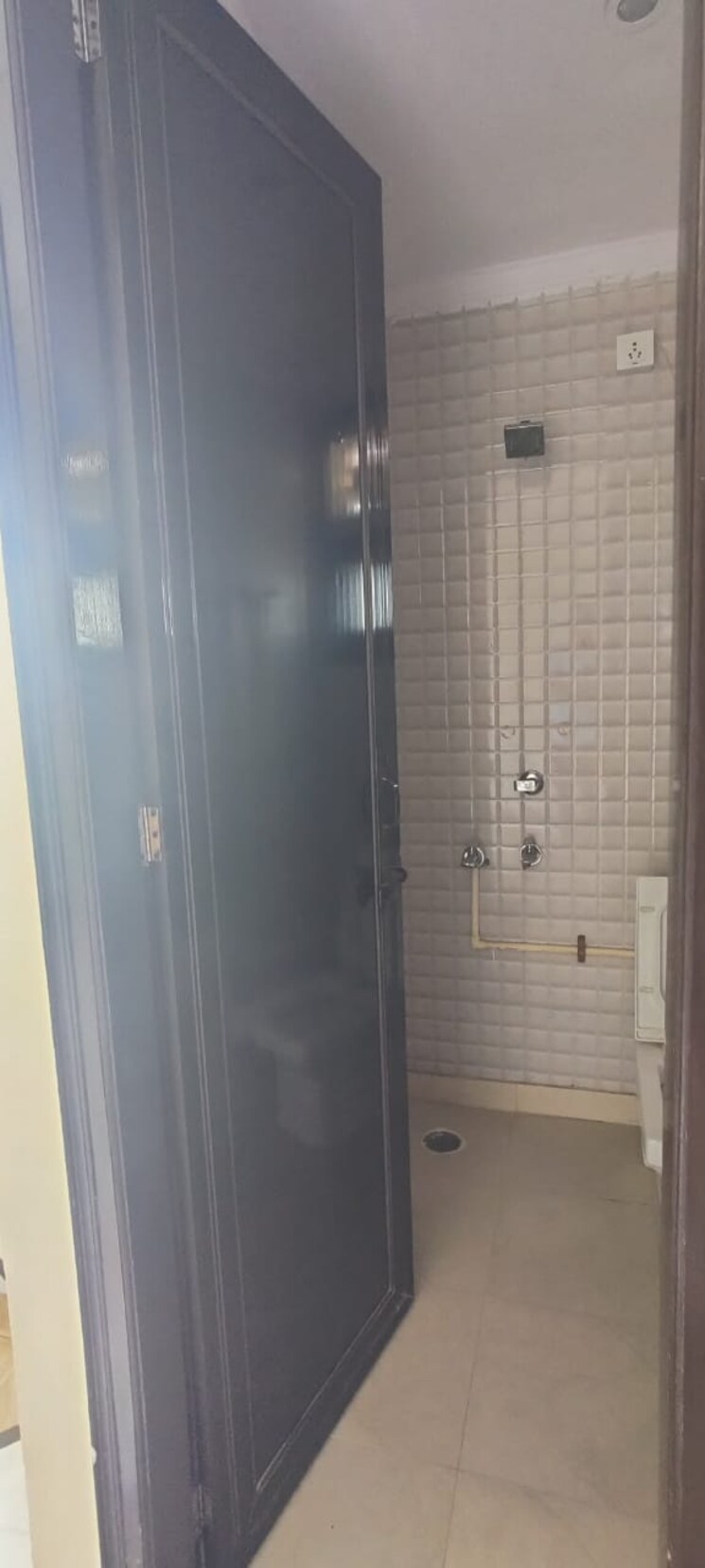 Bathroom, bamnoli village 3 Bedroom 1000 Sq.Ft. Builder Floor In Bamnoli Village Delhi 7770299