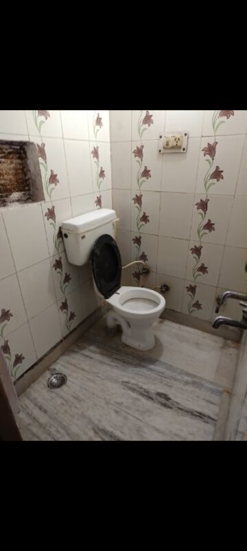 Bathroom in 1 RK Apartment at Mukherjee Nagar – for Rent
