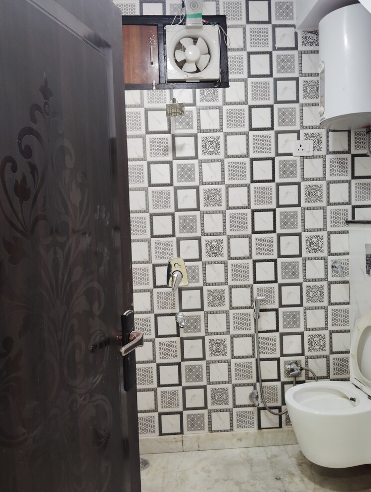 Bathroom, paschim vihar 2 Bedroom 800 Sq.Ft. Apartment In Paschim Vihar Delhi 7770665