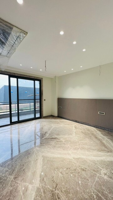 Room in 4 BHK Builder Floor at Emaar Emerald Hills Phase 2, Sector 65 – for Sale