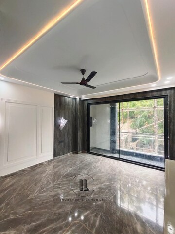 Room in 4 BHK Builder Floor at SS Southend Floors, South City 2 – for Sale