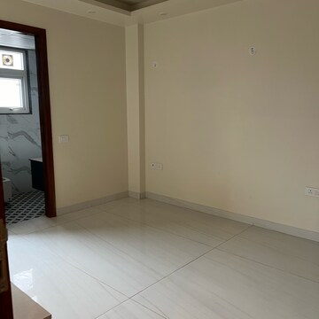Room in 3 BHK Apartment at BPTP Amstoria, Sector 102 – for Sale