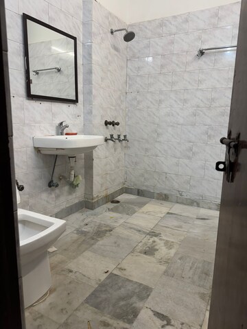 रेसिडेंशियल फ्लैट वर्ग फुट फॉर रेंट इन सेक्टर 11 द्वारका दिल्ली  7771638