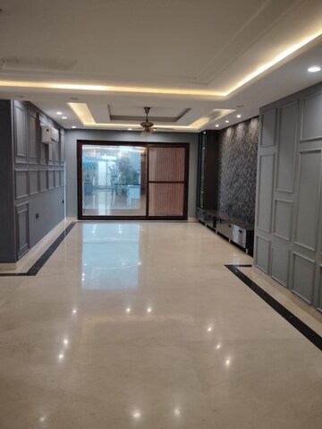 Room in 4 BHK Builder Floor at Uppal Southend, Sector 49 – for Sale