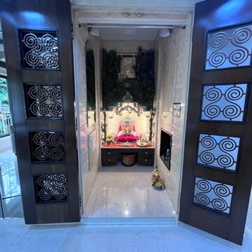  6 BHK Apartment at Andheri West – for Sale
