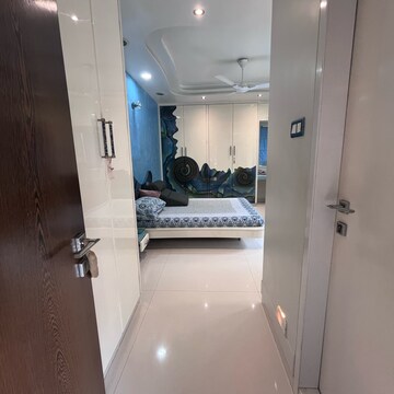 Bedroom in 6 BHK Apartment at Andheri West – for Sale