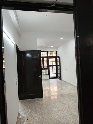 Building Lobby in 3 BHK Builder Floor at SS Mayfield Gardens, Mayfield Garden – for Sale